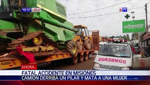 Camión derriba pilar de cemento y mata a mujer | Noticias Paraguay