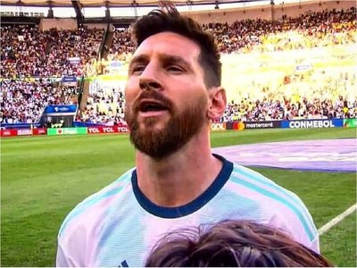 Messi explica por qué cantó el himno de Argentina