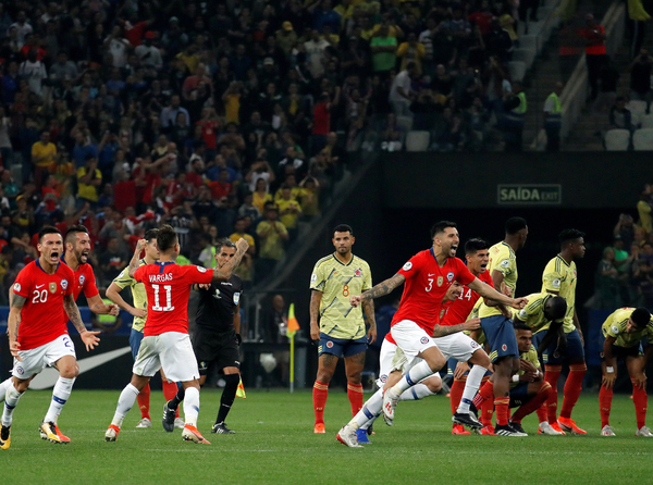 Una infalible Chile deja fuera a Colombia en los penales
