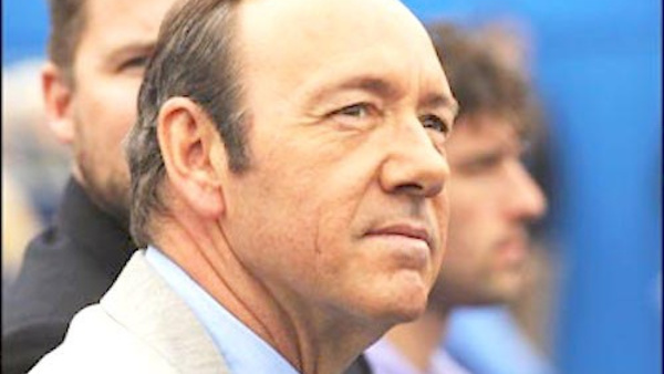 Ahora es denunciado por toquetear ¡a otro!