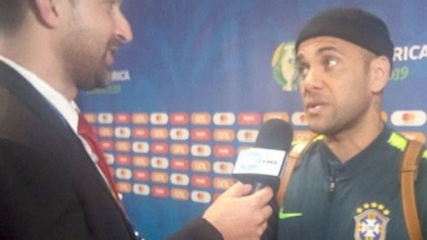 Elvin katu le atrapó a Dani Alves