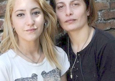 Mujer, presa por besar a su esposa