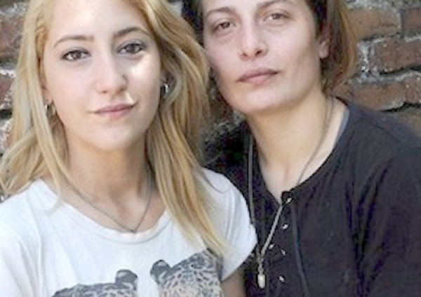 Mujer, presa por besar a su esposa