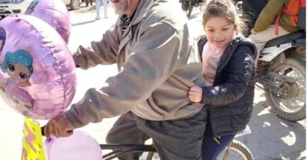 Tierno abuelo en bici sorprende a nieta