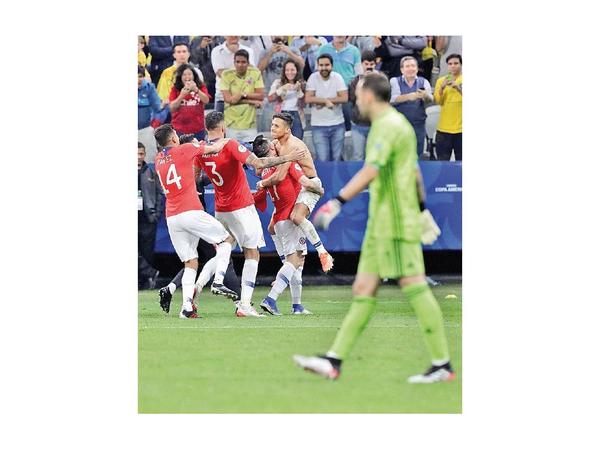 El bicampeón pasa en penales