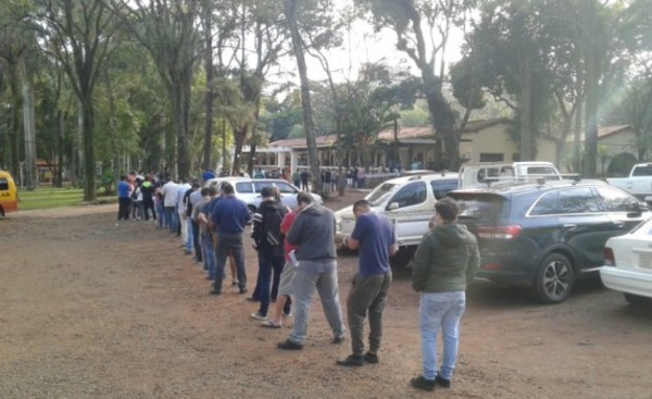 Larga fila para renovar habilitación