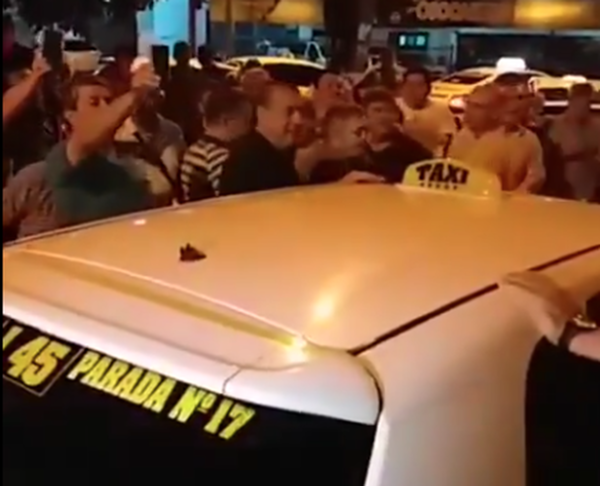 Arrecia la “guerra” de taxistas contra Uber y MUV