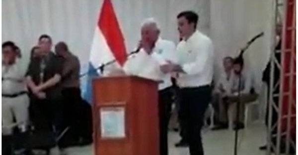 HOY / De 'ofensivo y humillante' tratan acción de senador que arrebató micrófono a maestro de ceremonia