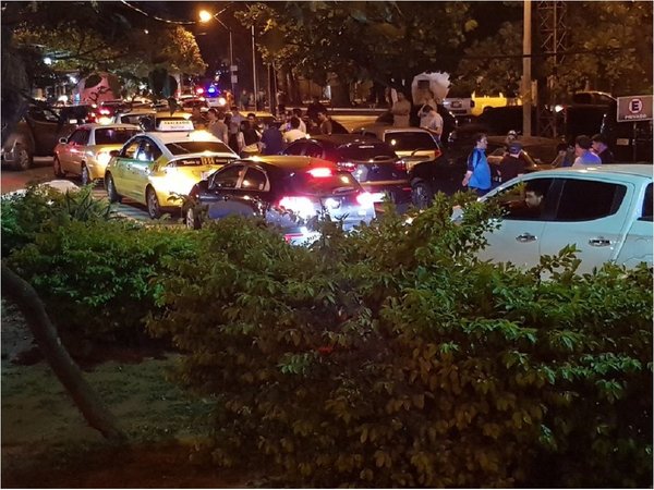 Taxistas y ubers se enfrentaron en la Terminal de Ómnibus