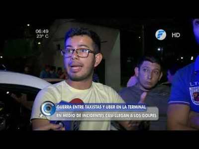 Guerra entre taxistas y conductores de Uber en la terminal