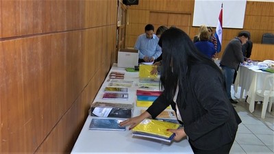 Estudiantes verifican calidad de los útiles que utilizarán el próximo año