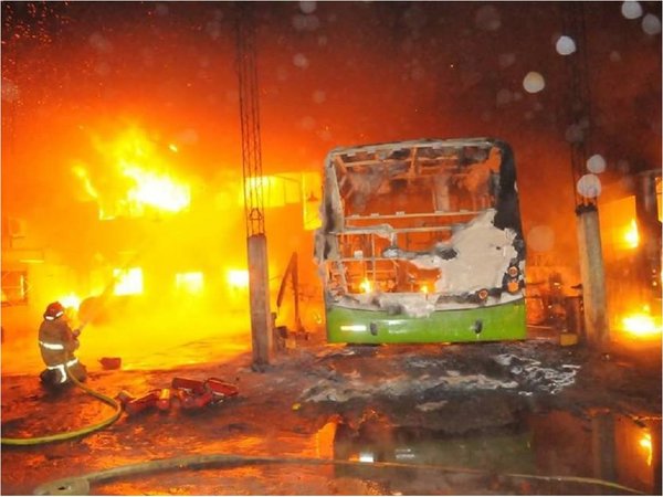Incendio en la parada de la línea 56 afecta a tres unidades