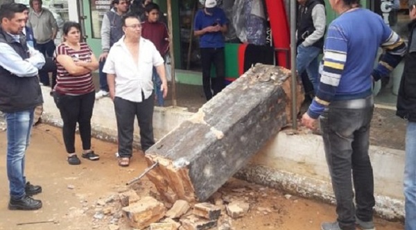 Mujer muere aplastada tras derrumbe de un pilar