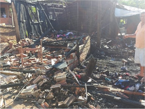 Familia humilde queda sin nada tras el incendio de su casa