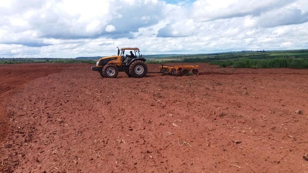 Proyecto de modernización agrícola ya benefició a 8.000 productores y anuncian más apoyo | .::Agencia IP::.