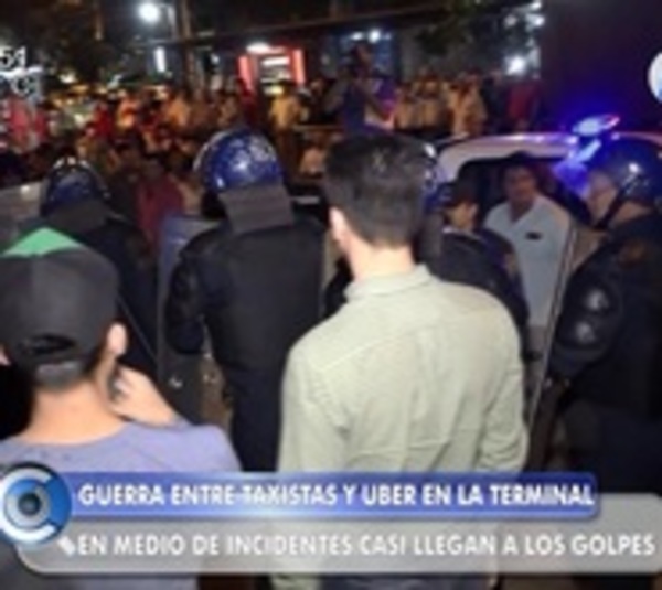 Violento enfrentamiento entre taxistas y ubers en la Términal - Paraguay.com