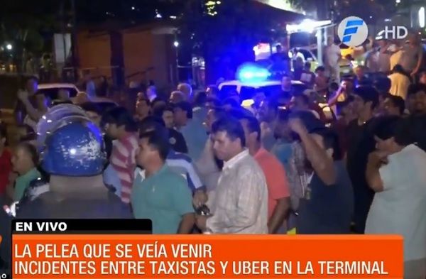 Taxistas declaran "guerra" a conductores de Uber