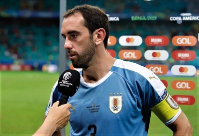 Los jugadores de Uruguay sienten la eliminación contra Perú