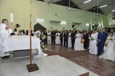 Diez parejas dan el “sí” en una boda comunitaria - Nacionales - ABC Color