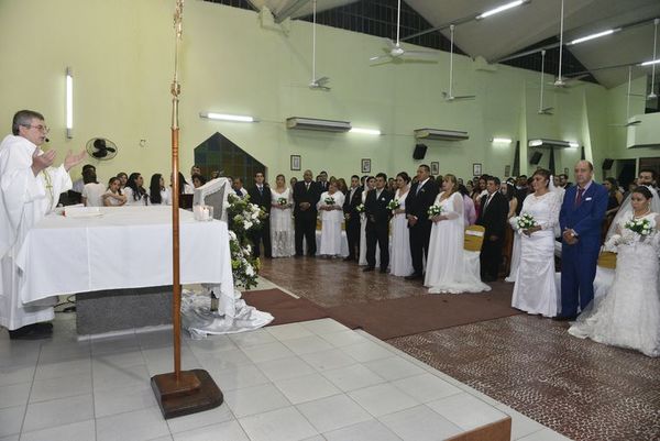 Diez parejas dan el “sí” en una boda comunitaria - Nacionales - ABC Color