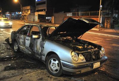 Vehículo se incendia en barrio Tembetary de Asunción   - Nacionales - ABC Color