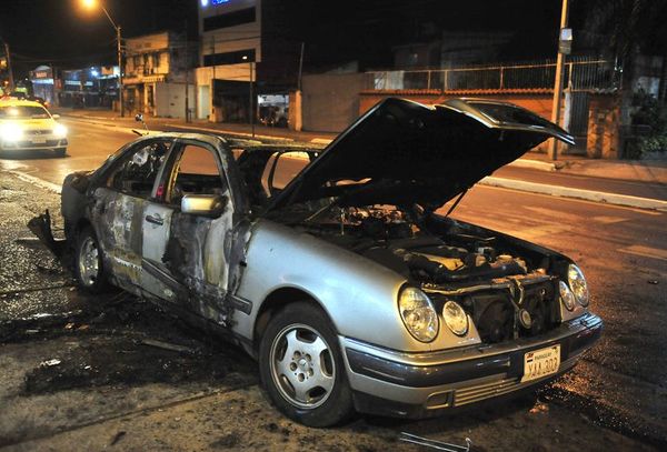 Vehículo se incendia en barrio Tembetary de Asunción - Nacionales - ABC Color
