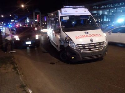 Ambulancia y automóvil chocan en barrio Carmelitas - Nacionales - ABC Color