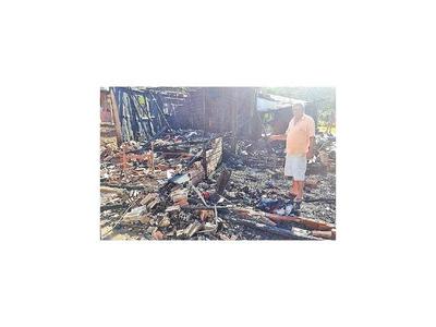 Fuego arrasa una  precaria vivienda