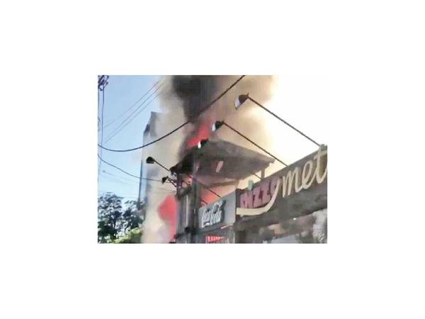 Parte de una pizzería se consume en un incendio