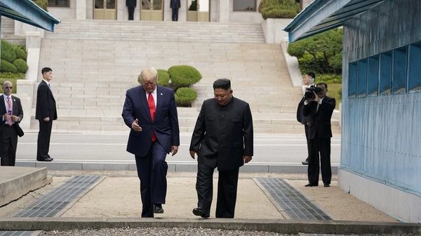Donald Trump y Kim Jong-un se saludan en la Zona desmilitarizada de Corea » Ñanduti