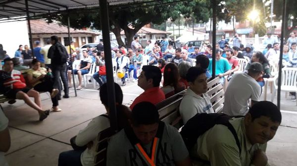 Mucha gente para trámite a “última hora” en Fernando de la Mora - Nacionales - ABC Color