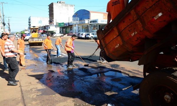 Bachean calles en Ciudad del Este