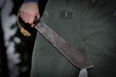 Hombre atacó a su vecina con un hacha y lo mataron a balazos