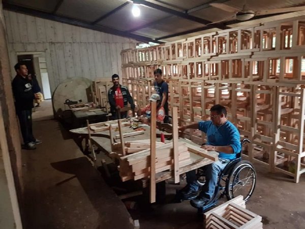 Niños disfrutarán de pupitres hechos por personas con discapacidad