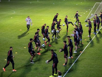 Chile entrena bajo la lluvia en Porto Alegre con tres ausencias