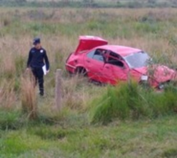 Una fallecida y un herido grave tras vuelco en General Artigas - Paraguay.com