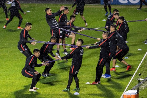 Chile piensa en Perú y entrena bajo la lluvia en Porto Alegre