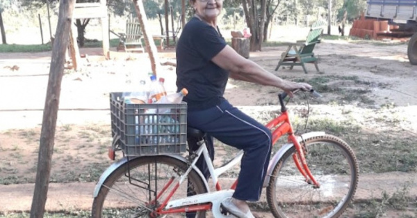 Abuela vende leche en bici hace más de 30 años