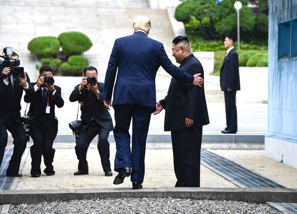 Trump celebra histórico encuentro con Kim en frontera intercoreana
