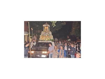 Católicos afirman  devoción al  ícono del amor en una colorida procesión