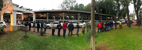 Larga cola para gestionar habilitación en CDE - ADN Paraguayo