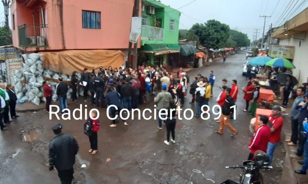 Incidentado desalojo en mercado de CDE, comerciantes denuncian haber pagado por espacios