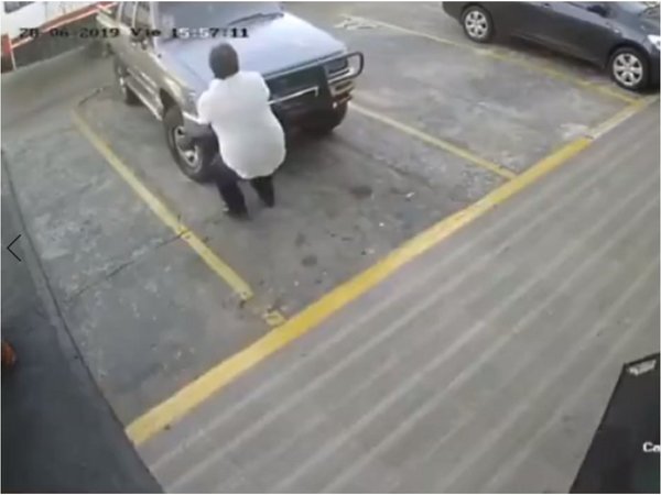 Atajó a pulso su vehículo que retrocedía