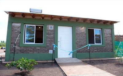 ARGENTINA: SE INAUGURÓ LA PRIMERA CASA CONSTRUIDA CON LADRILLOS DE PLÁSTICO RECICLADO