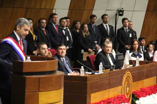 Abdo Benítez da primer informe ante Congreso y destacó la salud y educación