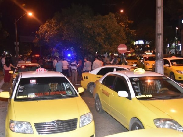Taxistas agredieron ahora a una conductora de UBER