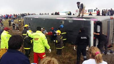 Vuelco de bus turístico deja 13 muertos y 30 heridos en Argentina