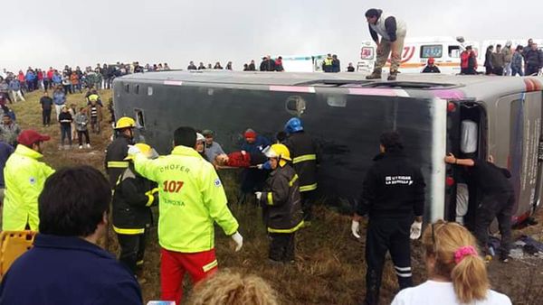 Vuelco de bus turístico deja 13 muertos y 30 heridos en Argentina