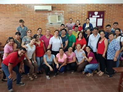 Profes no reciben su título ni la plata de la beca que tenían