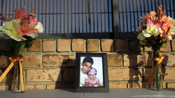 Sepultan en El Salvador los cuerpos de padre e hija ahogados en el río Bravo | .::Agencia IP::.